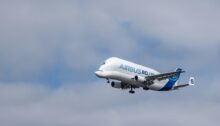 Blau-weißes Airbus-Verkehrsflugzeug in der Luft