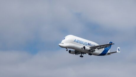 Blau-weißes Airbus-Verkehrsflugzeug in der Luft