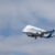 Blau-weißes Airbus-Verkehrsflugzeug in der Luft