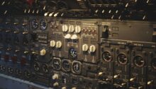 Nahaufnahme eines Bedienfelds in einem Flugzeugcockpit