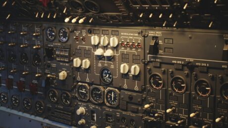 Nahaufnahme eines Bedienfelds in einem Flugzeugcockpit