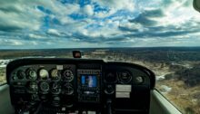 Cessna 172 im Anflug auf eine Landebahn