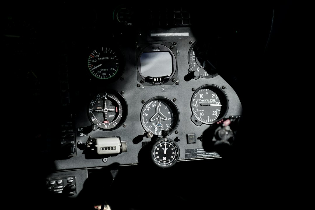 Rundinstrument im Flugzeugcockpit als Symbolbild für die Navigationsanzeigen