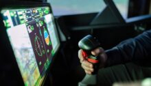 Person beim Fliegen an einem Flugsimulator