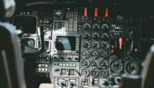 Blick in ein Flugzeugcockpit mit Instrumenten und Bedienelementen