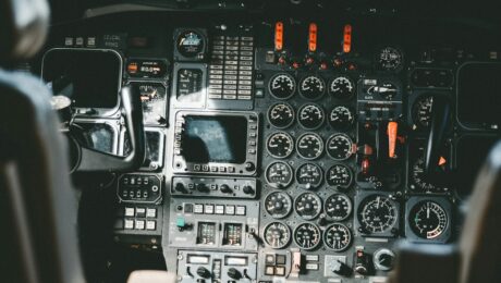 Blick in ein Flugzeugcockpit mit Instrumenten und Bedienelementen