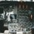 Blick in ein Flugzeugcockpit mit Instrumenten und Bedienelementen
