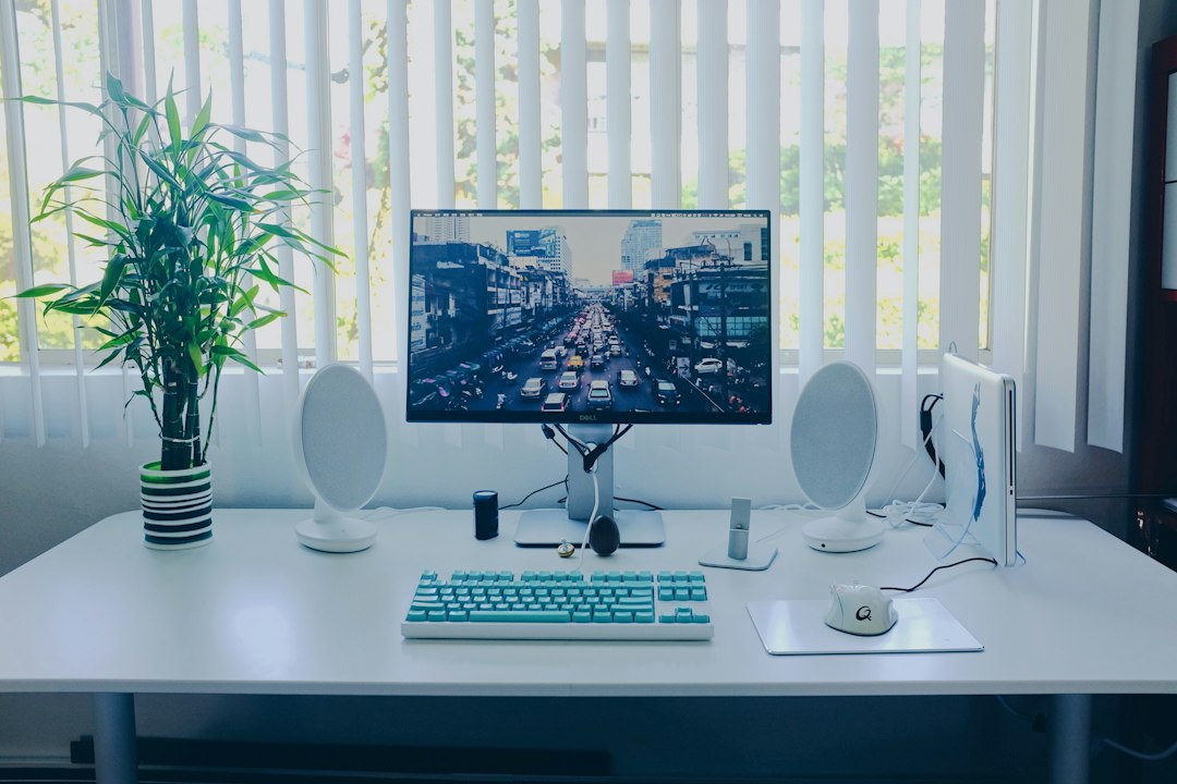 Aufgeräumter Schreibtisch mit mechanischer Tastatur, Maus und Laptop