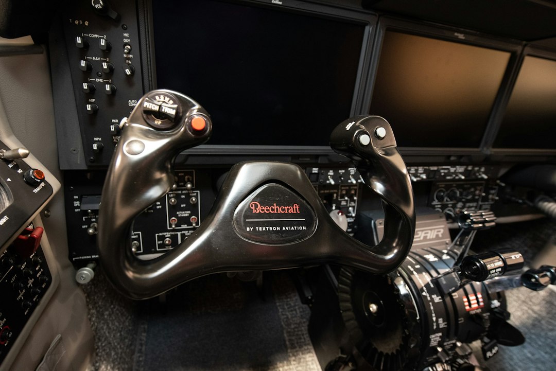 Nahaufnahme eines Steuerhorns in einem Flugzeugcockpit