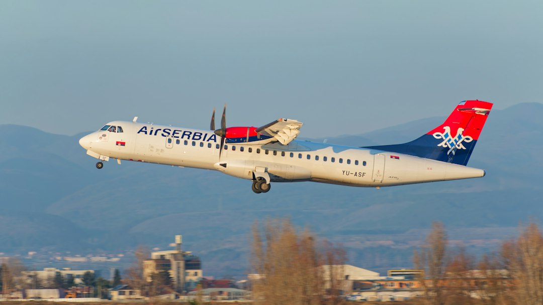 Zweimotoriges Turboprop-Regionalflugzeug beim Start von einer Piste