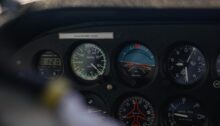 Instrumentenbrett einer Cessna 172 mit analogen Rundinstrumenten