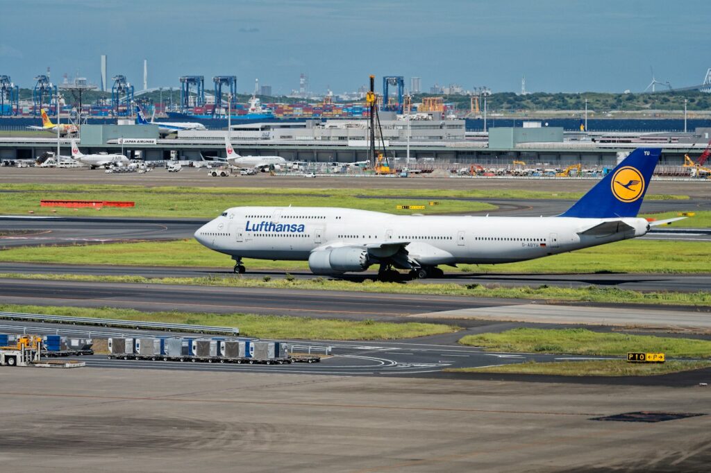 Großraum-Verkehrsflugzeug auf einer Start- und Landebahn am Flughafen Tokio-Haneda