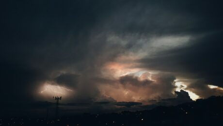 Dunkle Gewitterwolken am Himmel (Foto der Natur, kein Simulator-Bild)