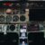 Graue und schwarze Bedienfelder in einem Flugzeug-Cockpit