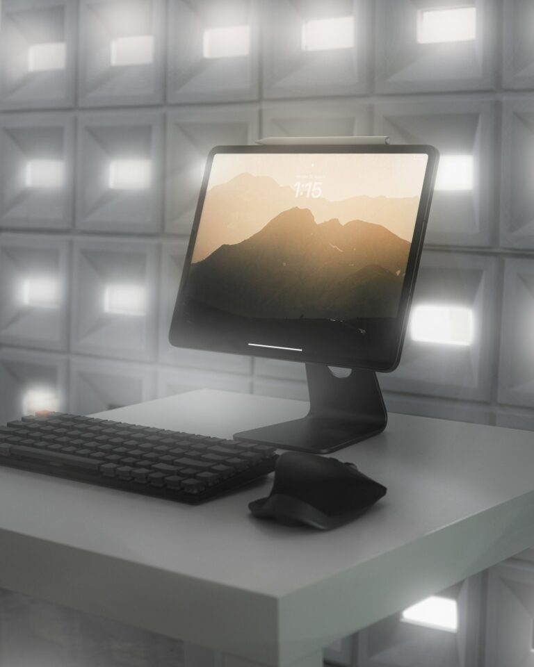 Computermonitor auf einem Schreibtisch
