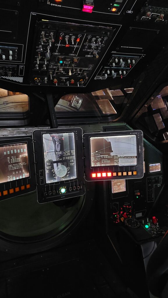 Cockpit-Bedienfeld eines Flugzeugs mit zahlreichen Schaltern und Drehreglern
