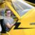 Mann sitzt im Cockpit eines gelben Kleinflugzeugs