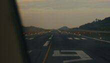 Blick aus einem Flugzeugfenster auf eine Start- und Landebahn am Flughafen