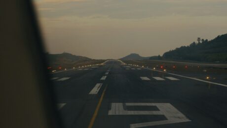 Blick aus einem Flugzeugfenster auf eine Start- und Landebahn am Flughafen