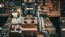 Cockpit eines Flugzeugs mit zahlreichen Schaltern und Bedienelementen