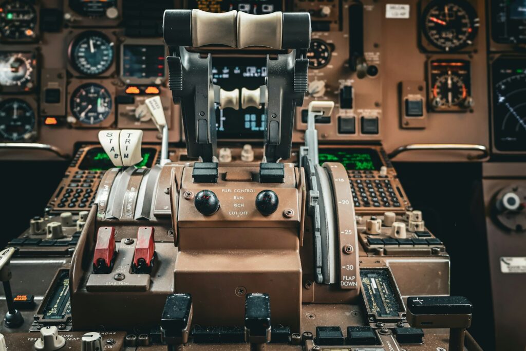 Cockpit eines Flugzeugs mit zahlreichen Schaltern und Bedienelementen