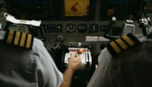 Zwei Piloten im Cockpit eines Verkehrsflugzeugs