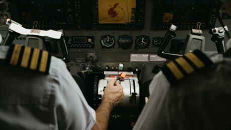 Zwei Piloten im Cockpit eines Verkehrsflugzeugs