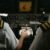 Zwei Piloten im Cockpit eines Verkehrsflugzeugs