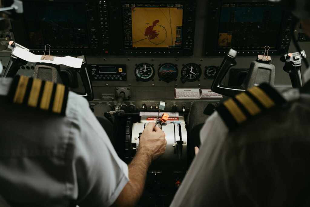 Zwei Piloten sitzen im Cockpit eines Flugzeugs