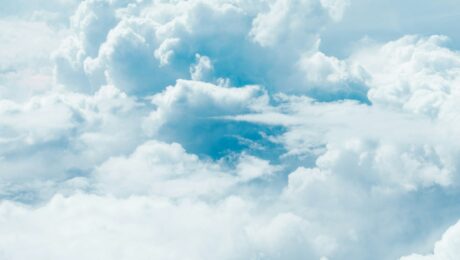 Blick aus einem Flugzeugfenster auf Wolken und Himmel