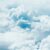 Blick aus einem Flugzeugfenster auf Wolken und Himmel