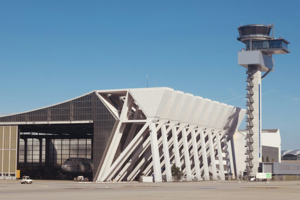 Moderner Hangar mit Kontrollturm unter blauem Himmel am Flughafen Frankfurt