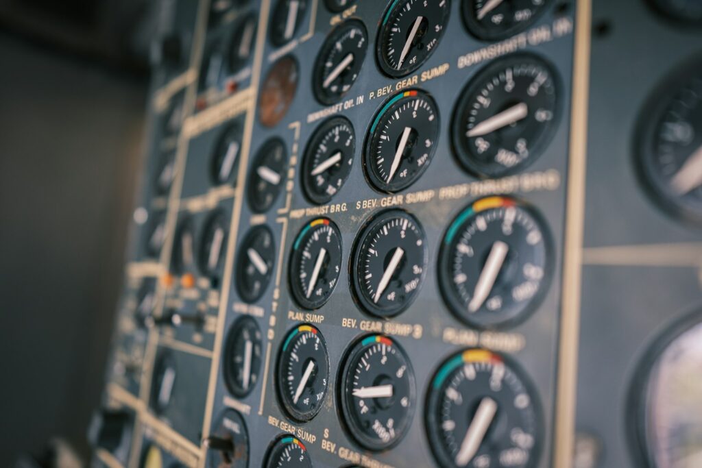Nahaufnahme einer Instrumententafel im Flugzeugcockpit mit Rundinstrumenten