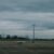 Kleines Propellerflugzeug auf einem Flugplatz unter bewölktem Himmel